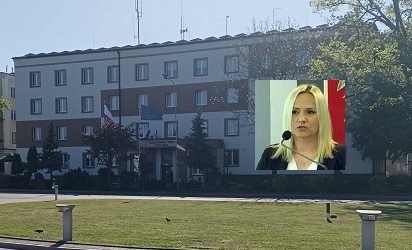 Siedziba Miasta i Gminy Nowa Dęba z wizerunkiem Przewodniczącej Rady Miejskiej Beatą Kosior